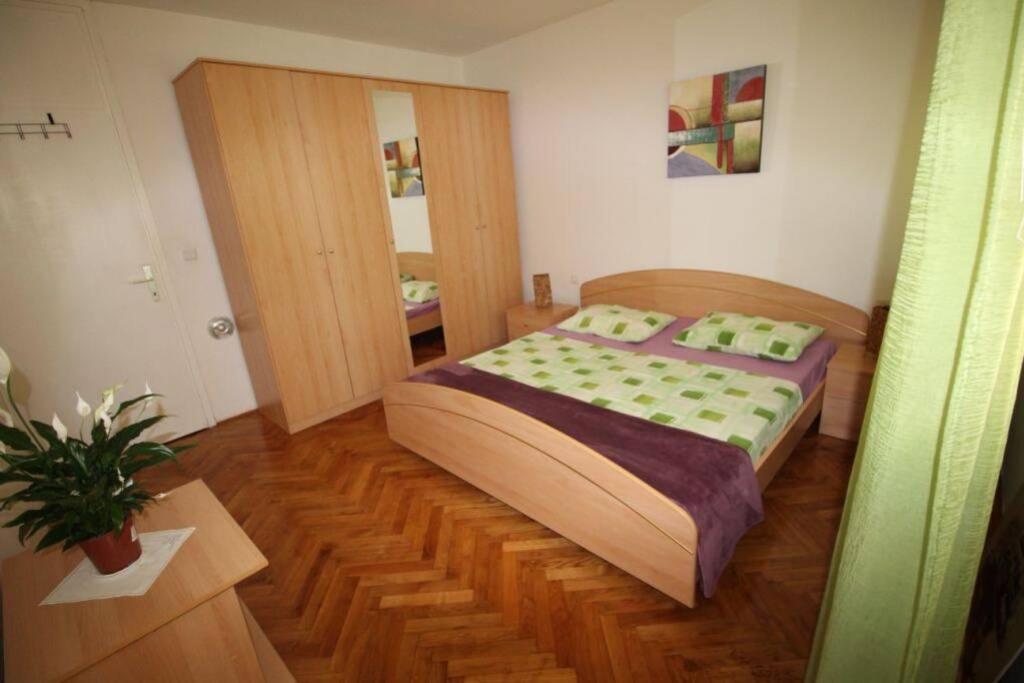 Old City/Beach 13 Minutes Away, Parking, For 4 Split Exterior foto